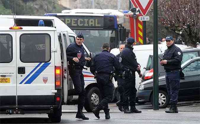 Policiais franceses cercam a residncia do suposto assassino em Toulouse(foto: AFP PHOTO/ ERIC CABANIS )