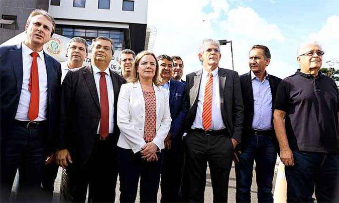 Presidente do PT, Gleisi Hoffmann, entre os governadores e senadores impedidos de visitar Lula(foto: ANA POZZI/PHOTOPRESS/ESTADÃO CONTEÚDO) Presidente do PT, Gleisi Hoffmann, entre os governadores e senadores impedidos de visitar Lula(foto: ANA POZZI/PHOTOPRESS/ESTADÃO CONTEÚDO)