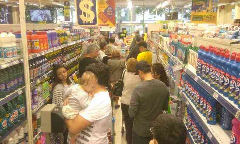 A rede Carrefour abriu neste domingo e consumidores enfrentaram longas filas (foto: Alexandre Guzanshe/EM )