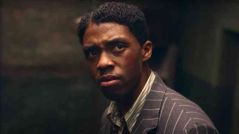 Conhecido por interpretar o Pantera Negra, Boseman foi indicado por papel em A voz suprema do blues. Ator morreu em 2020. 