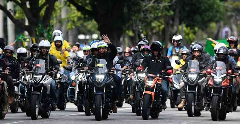 Sem mscara, presidente Bolsonaro passeou de moto pelas ruas do Rio de Janeiro, promovendo aglomerao(foto: AFP)