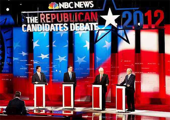 Pr-candidatos republicanos Santorum, Romney, Gingrich e Paul durante debate nos EUA(foto: AFP Photo/Paul J. Richards )