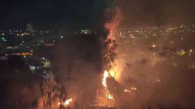 Trs hectares de rea verde foram atingidos pelas chamas na regio do Parque do Cristo, em Arax(foto: Redes Sociais)