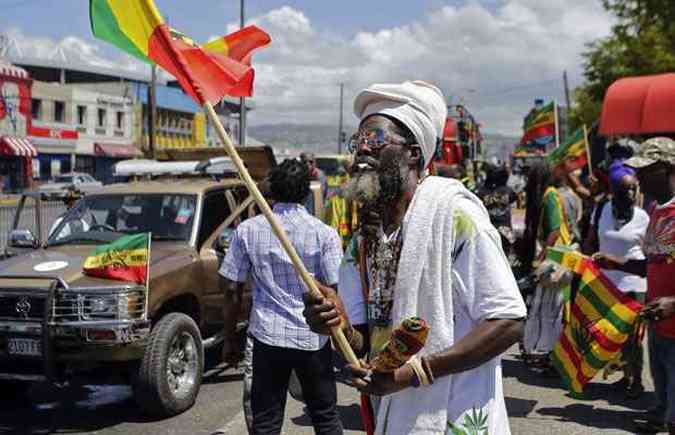 Jamaicano participa em manifestao a favor da liberao da maconha no pas(foto: Gilbert Bellamy/Reuters)