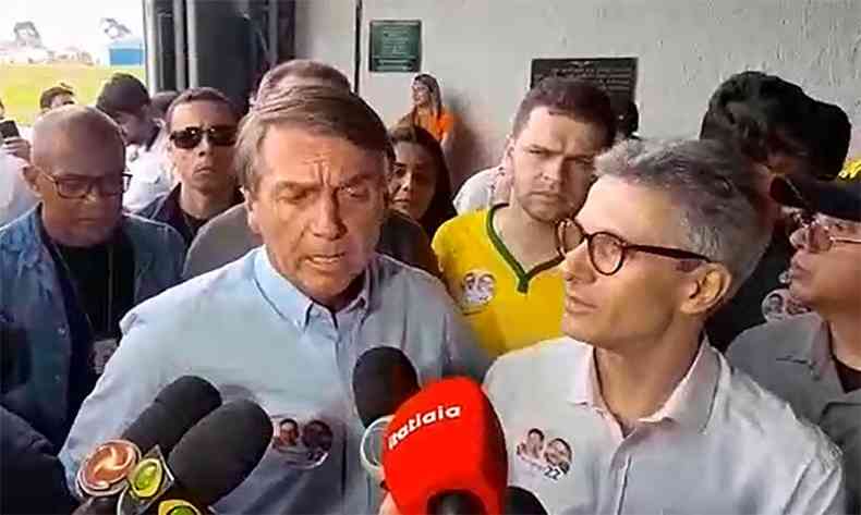 Presidente Jair Bolsonaro, ao lado de Romeu Zema, durante coletiva