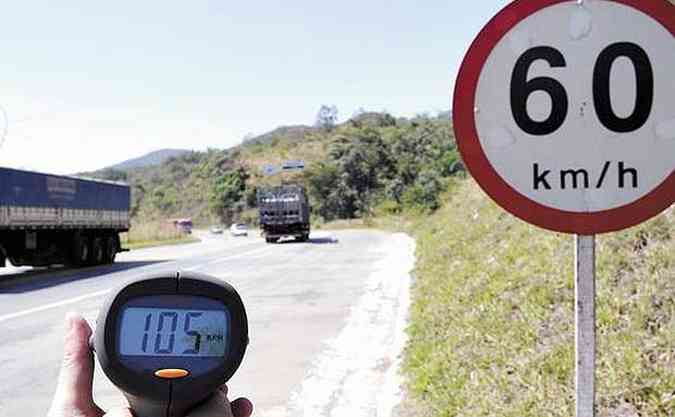Flagrante de excesso de velocidade na BR-381: durante recessos, o perigo aumenta, porque os motoristas correm muito mais(foto: Jair Amaral/EM/D.A.Press)