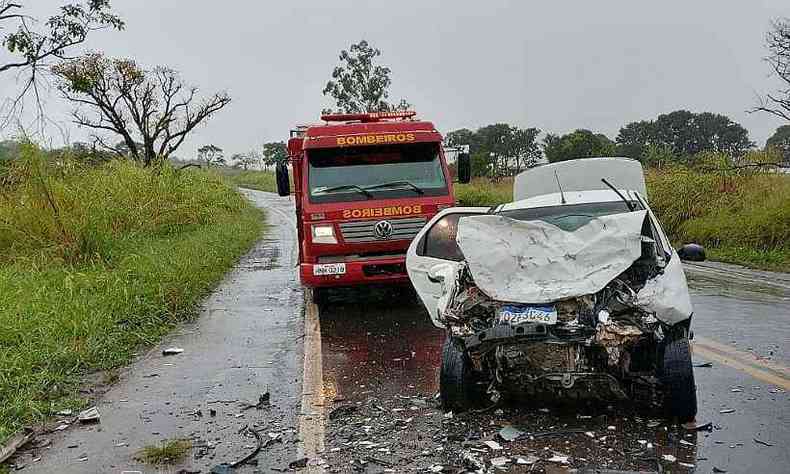 Chovia no local durante o acidente(foto: Divulgao/Corpo de Bombeiros Militar de Minas Gerais)