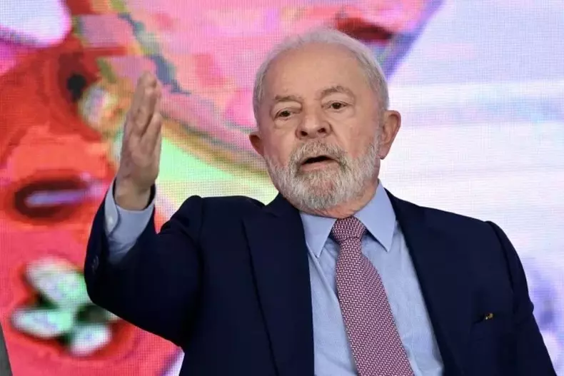 Lula gesticula ao falar
