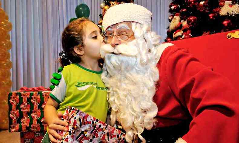 Papai Noel garante a alegria da garotada de creches de BH(foto: Marcos Vieira/EM/D.A Press)