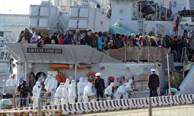 Cerca de 28 sobreviventes foram resgatados por um navio mercante e pela Guarda Costeira italiana(foto: GIOVANNI ISOLINO / AFP)