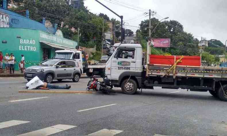 Caminho saa da Rua Tibiri para cruzar a Avenida Baro Homem de Melo. Motociclista furou o sinal de trnsito e foi atingido (foto: Internet/ Whatsapp/ Reproduo )
