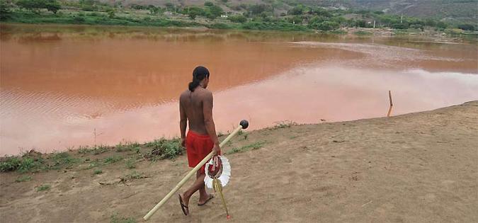 Importante desde a produção de instrumentos de caça até rituais, o Uatu Nek, como os krenak o chamam, está envenenado. Índios temem comer animais que beberam da água(foto: Alexandre Guzanshe/EM/D.A Press) Importante desde a produção de instrumentos de caça até rituais, o Uatu Nek, como os krenak o chamam, está envenenado. Índios temem comer animais que beberam da água(foto: Alexandre Guzanshe/EM/D.A Press)