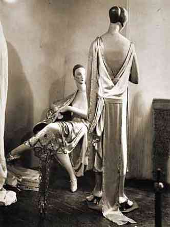 1925 - Nos registros do Pavilho da Elegncia, os manequins de cera aparecem de pernas cruzadas e em outras posies bem realistas(foto: Man Ray/Divulgao)