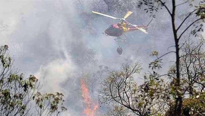 O incndio comeou a destruir a serra na manh desta segunda-feira(foto: Jair Amaral/EM/D.A Press.)