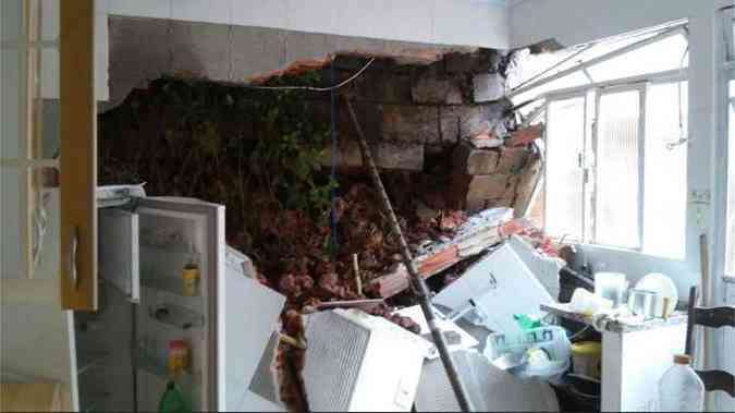 Cozinha de casa foi atingida por deslizamento em Vespasiano...(foto: Paulo Filgueiras/EM/DA Press)