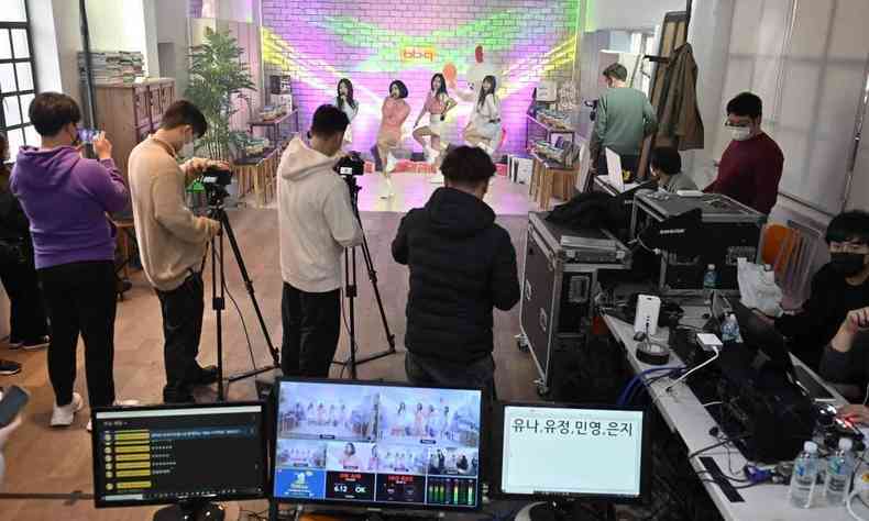 Foto tirada em 27 de março de 2021 mostra o grupo K-pop Brave Girls se apresentando durante um ensaio para um evento comercial transmitido ao vivo no Youtube em um estúdio em Gwacheon, ao sul de Seul
