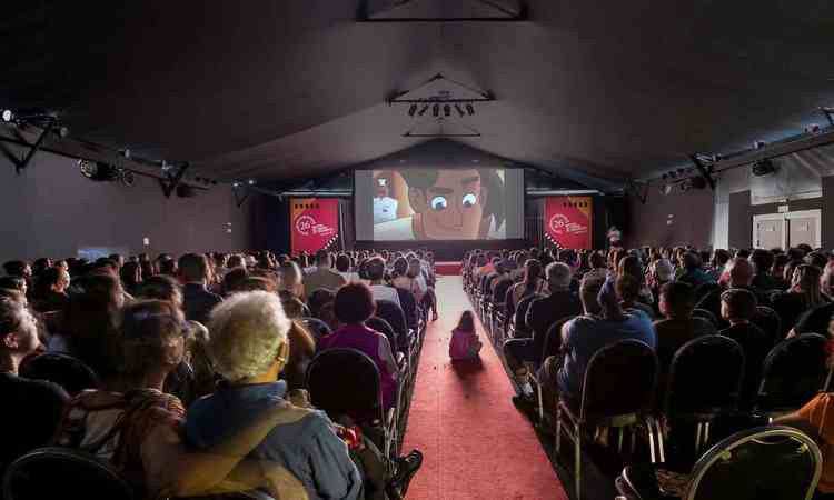 Sesso lotada do filme Chef Jack na mostra de Tiradentes. Ao fundo da sala escura, v-se personagem Chef Jack