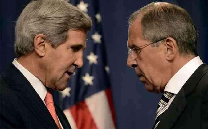 Secretrio de Estado dos EUA Jonh Kerry e Ministro das relaes exteriores da Rssia, Sergey Lavrov, anunciaram acordo para desmantelar arsenal qumico no sbado, 14(foto: AFP PHOTO/PHILIPPE DESMAZES)