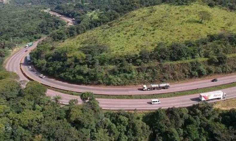A 'curva da morte' do Km 528 da BR-381, em Brumadinho: trecho íngreme e sinuoso, que exige muito dos motoristas e dos veículos, sobretudo os de carga. Marcas no asfalto denunciam a violência(foto: Mateus Parreiras/EM/D.a press) Brumadinho, MG. Vista aérea da curva no km 528 da BR-381 (Fernão Dias), segundo levantamento dos Estado de Minas com dados da Polícia Rodoviária Federal, o que concentrou mais mortes em Minas entre 2020 e 2023