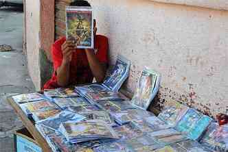 Fbio (*), de 14 anos, vende DVDs em esquina no Bairro Lagoinha com autorizao da me, mas acha ruim. ''Quero parar com isso aqui''(foto: Euler Jnior/EM/D.A Press)