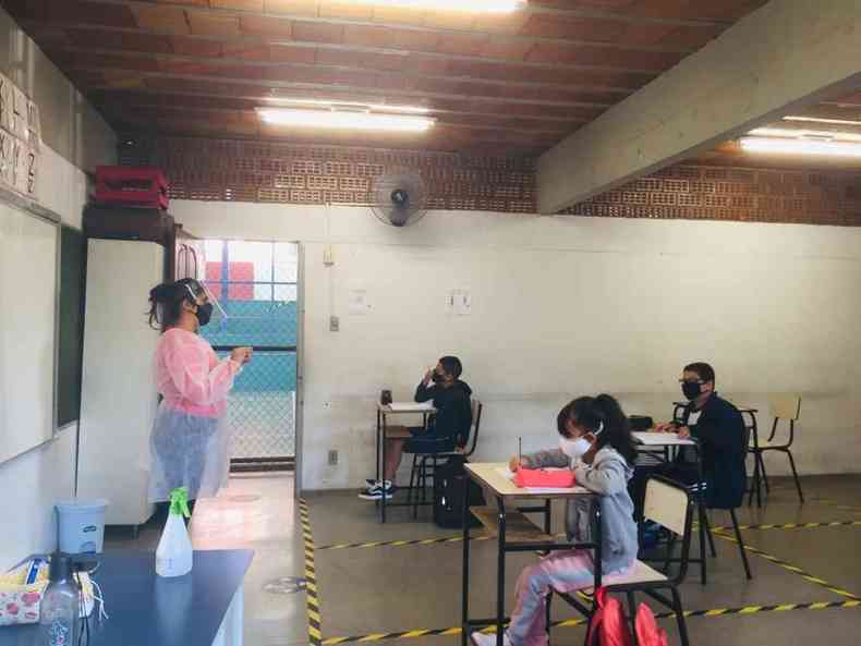 Volta s aulas na rede estadual: Cada sala acomoda oito alunos. O distanciamento entre as carteiras  de dois metros, marcado por faixas zebradas.(foto: Edsio Ferreira/EM/D.A.Pressv)