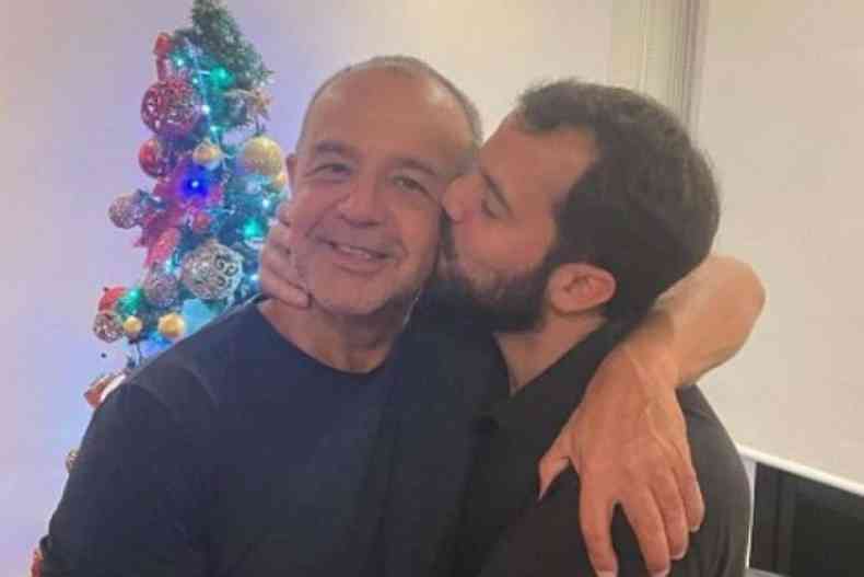 Srgio Cabral recebendo um beijo no rosto do seu filho