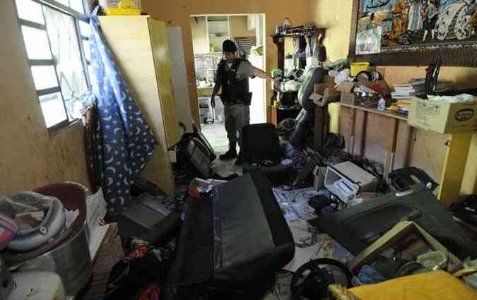 Uma casa usada pelo criminoso para o desmanche foi fechada pela Polcia Militar em outubro de 2013(foto: Jair Amaral/EM/D.A.Press)