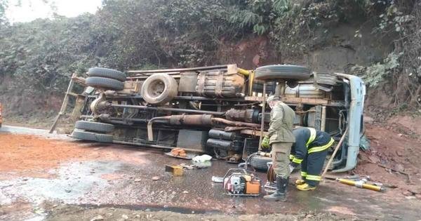  Caminhão bate de frente com caminhonete na BR-356, em Itabirito 