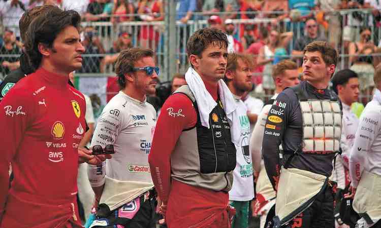 Pilotos de p no circuito do campeonato de F1 em cena de 'Dirigir para viver'
