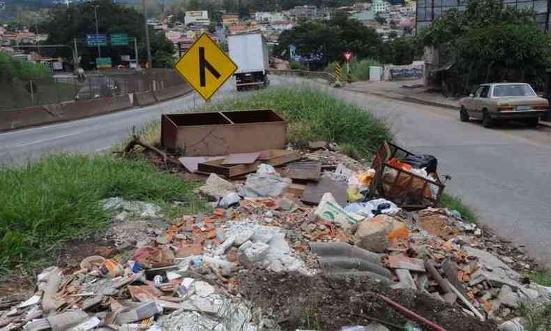 Lixo toma conta de bota-fora montado de forma clandestina na altura do Bairro Madre Gertrudes, no Anel Rodovirio(foto: Paulo Filgueiras/EM/D.A Press)