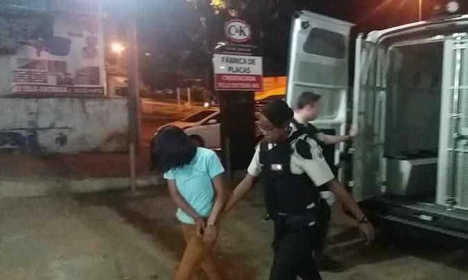 Mulher foi autuada por tráfico de drogas e levada para o presídio da cidade, o mesmo em que o marido está preso (foto: Super Canal Caratinga/ Divulgação) Mulher foi autuada por tráfico de drogas e levada para o presídio da cidade, o mesmo em que o marido está preso (foto: Super Canal Caratinga/ Divulgação)
