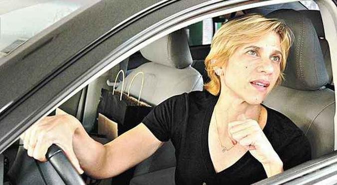 A psic�loga Kelly Montoaneli acredita que valor do derivado da cana poderia ser mais baixo, critica interesses pol�ticos e opta por abastecer com gasolina(foto: Marcos Michelin/EM/D.A Press)