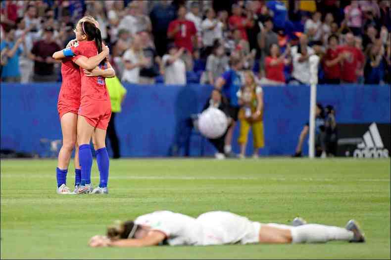Os EUA confirmaram o favoritismo e venceram as inglesas por 2 a 1(foto: Jean-Pierre Clatot/AFP)