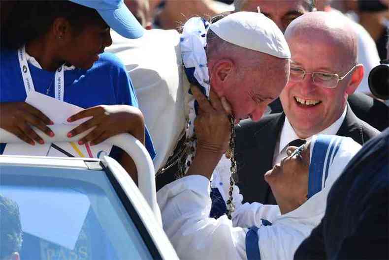 Papa cumprimenta grupo de freiras da Ordem das Missionrias da Caridade.(foto: AFP / VINCENZO PINTO )