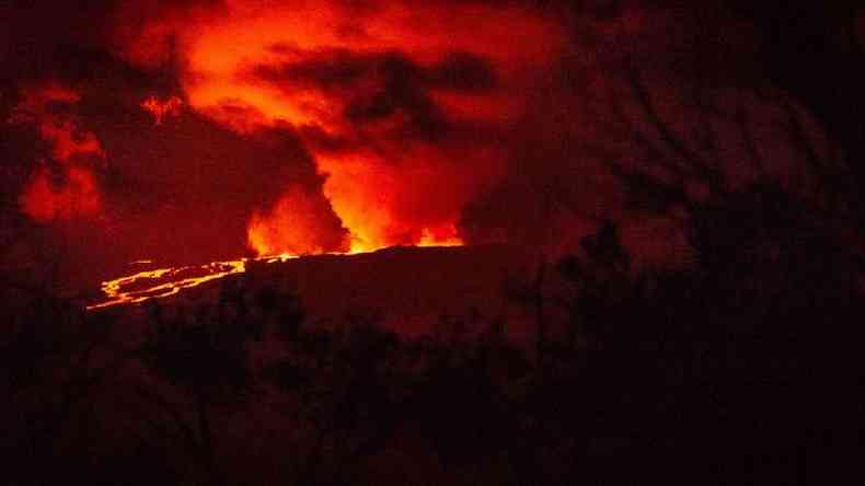 Erupo do Mauna Loa,  noite, mostrando magma derretido