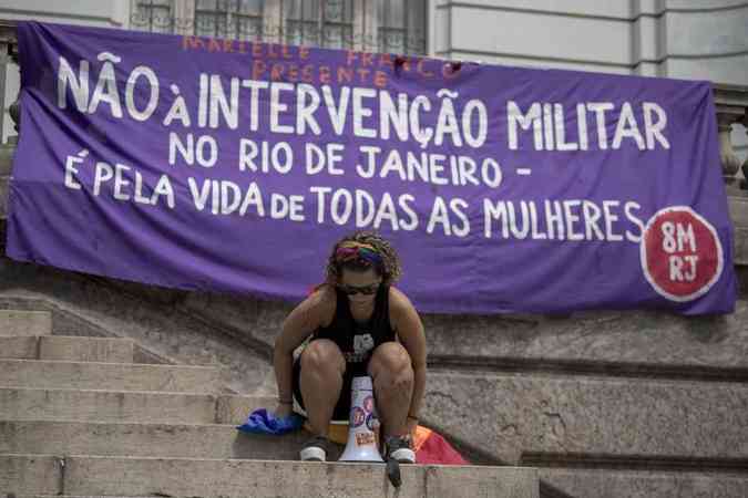 Estiveram presentes militantes do PSOL, com bandeiras que representam o feminismo, coletivos feministas, integrantes do sindicato dos professores do Estado, a Apeoesp, entre outros apoiadoresMauro Pimentel / AFP - MIGUEL SCHINCARIOL / AFP