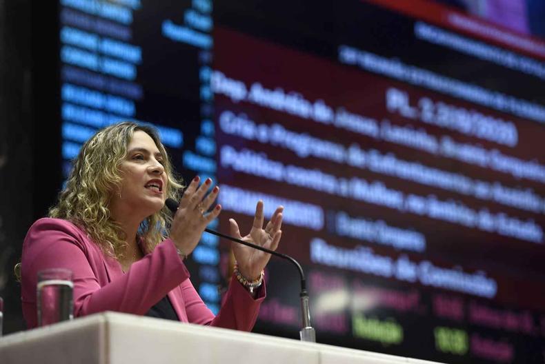 Deputada Beatriz Cerqueira, uma das autoras do PL que combate à violência política de gênero, aprovado em primeiro turno pela ALMG(foto: Guilherme Dardanhan/ ALMG) Na tribuna do plenário, a deputada Beatriz Cerqueira, discursa de camisa cor de rosa