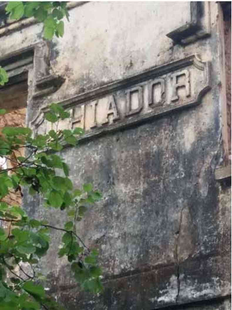 A parede com o nome da pequena cidade ainda permanece em p, aguardando os trabalhos de restaurao 