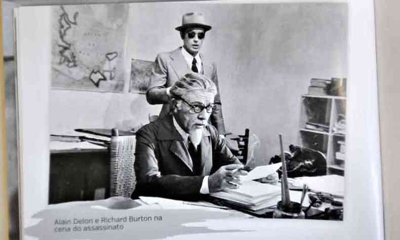 Cena do filme O assassinato de Trotski, de Joseph Losey, de 1972: Ramon Mercader (Alain Delon) se preparapara matar Trotski (Richard Burton), no escritrio dele