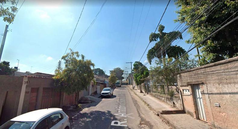 Crime ocorreu na residência da vítima, que foi encontrado amarrado e com um fio de luz em volta do pescoço(foto: Reprodução/Google Street View) Crime ocorreu na residência da vítima, que foi encontrado amarrado e com um fio de luz em volta do pescoço