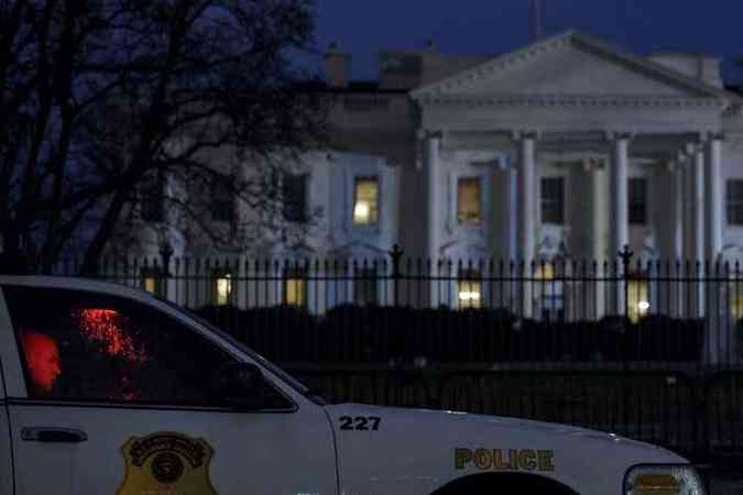 Membros do Servio Secreto americano patrulharam as proximidades da Casa Branca, nesta segunda-feira(foto: BRENDAN SMIALOWSKI/AFP)
