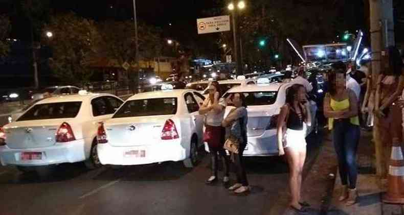 Taxistas fecharam as trs pistas em frente casa de show por cerca de 30 minutos(foto: Reproduo de Facebook)