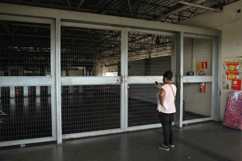 Usuria do metr se depara com estao fechada em Contagem, na Grande BH, por causa da greve dos metrovirios.