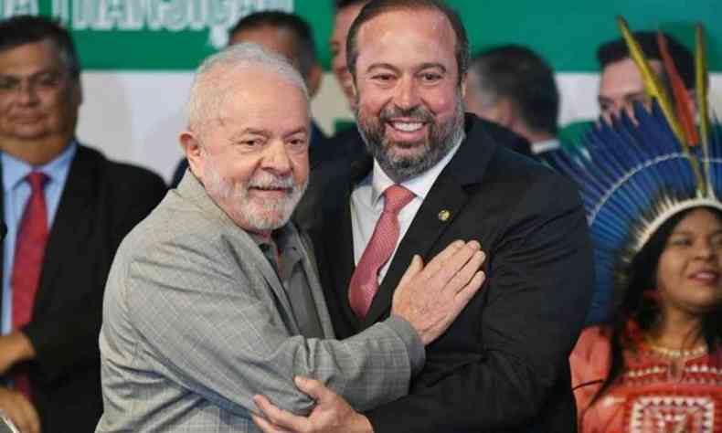 Lula e Alexandre Silveira se abraando