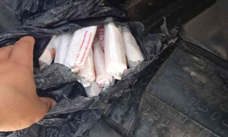 Nove emulses de explosivos estavam num saco plstico no porta-malas de um carro