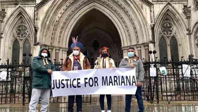 ndros Krenak pedem justia na porta da Royal Courts of Justice em Londres onde caso  julgado Mariana BHP Billiton