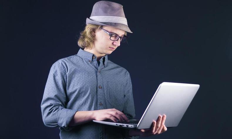Para participar do processo seletivo, é necessário ter mais de 18 anos e ensino superior completo ou em andamento(foto: Fifaliana Joy/Pixabay ) Jovem segura notebook