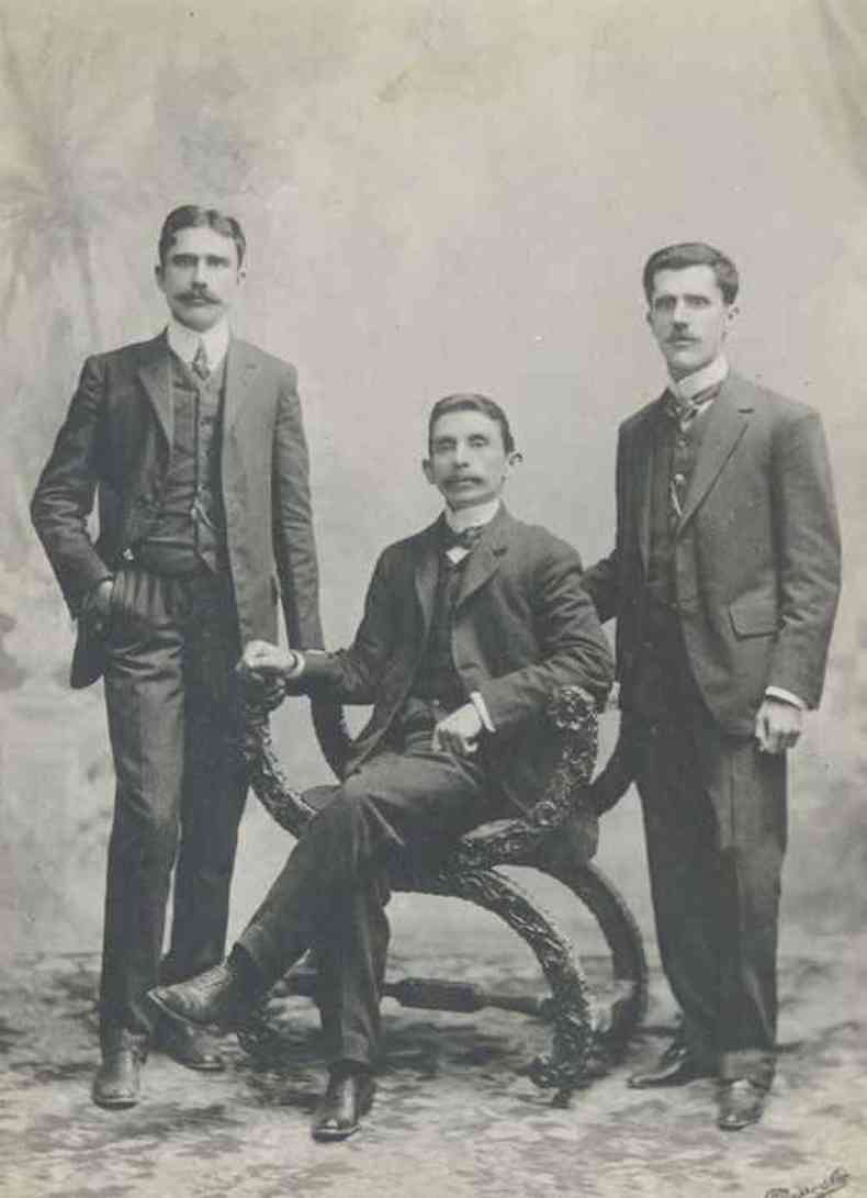 O escritor Euclides da Cunha (1866-1909), ao centro, com seus irmos(foto: O CRUZEIRO/ARQUIVO EM)