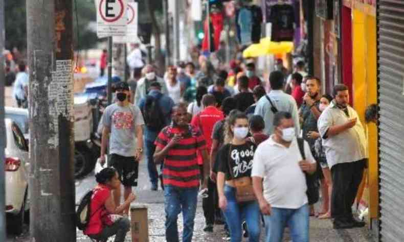 Flexibilizao do isolamento social fez aumentar o nmero de pessoas nas ruas em Belo Horizonte(foto: Gladyston Rodrigues/EM/D.A Press)