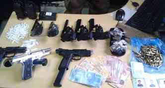 Com o suspeitos, Polcia Militar afirma ter apreendido armas, drogas e dinheiro